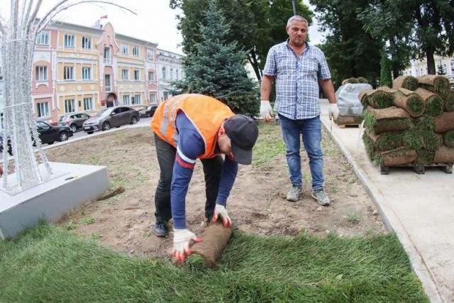 Алексей Островский поставил задачу завершить благоустройство дворов и парков до конца октября.