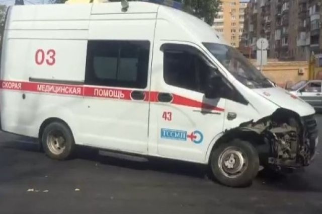 В Тольятти столкнулись легковушка и «скорая помощь», пострадали 2 человека