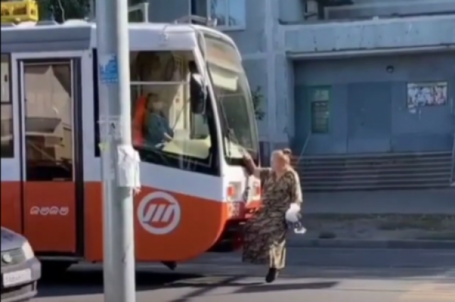 В Ульяновске пенсионерка-зацепер остановила трамвай