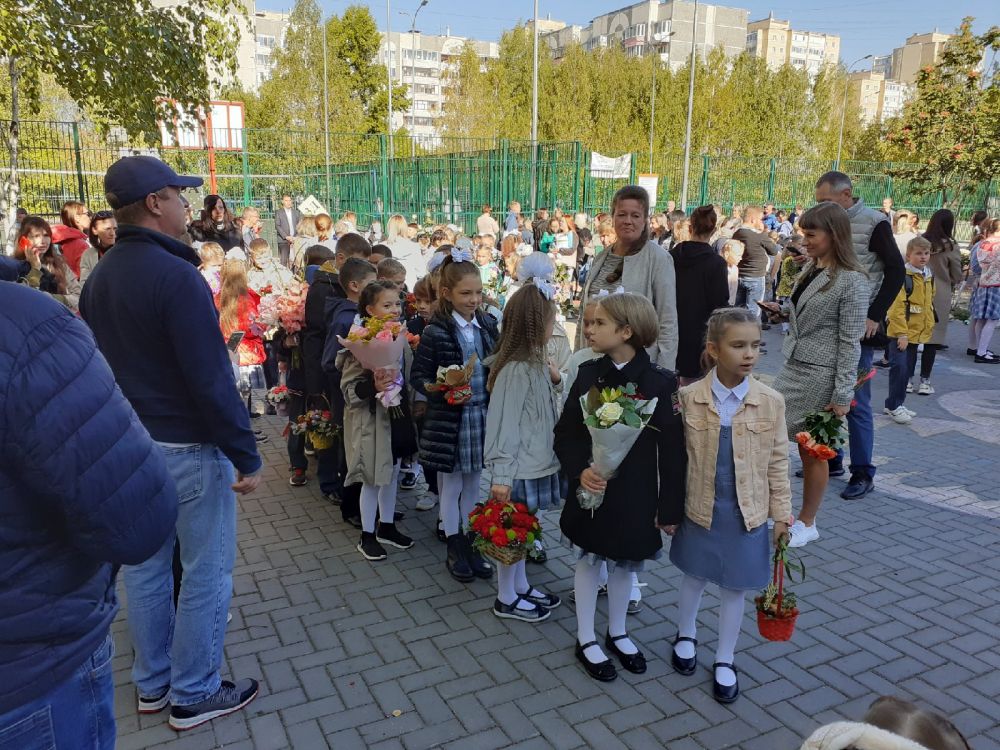 Букет учителю на 1 Сентября: какие цветы будут уместны и как составить композицию?