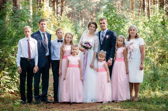 На свадьбу старшей дочери собралась вся семья.