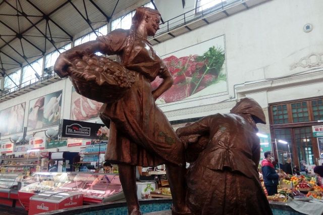 Радаев удивился непривитым сотрудникам на Крытом рынке в Саратове