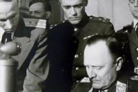 Во время подписания Акта о капитуляции Германии за спиной немецкого генерала Ханса Юргена Штумпфа стоит полковник Коротков.