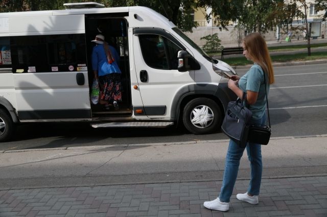 В Барнауле школьника вырвало в маршрутке и водитель потребовал убрать