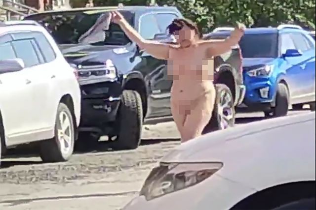 В Новосибирске голая женщина приставала к водителям на Блюхера