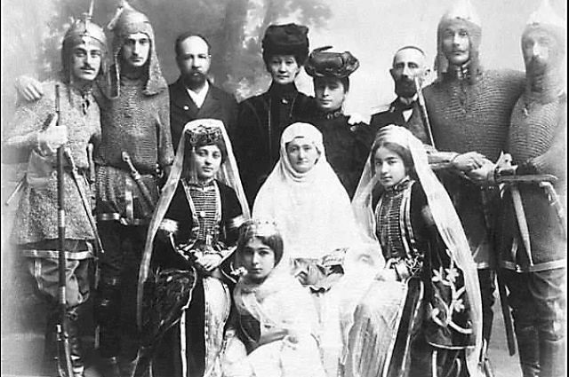 1914 год. Родственники Хан-Гирея сфотографировались после спектакля «Наезд Кунчука», постав- ленного по мотивам одноимённой повести Султана Хан-Гирея.