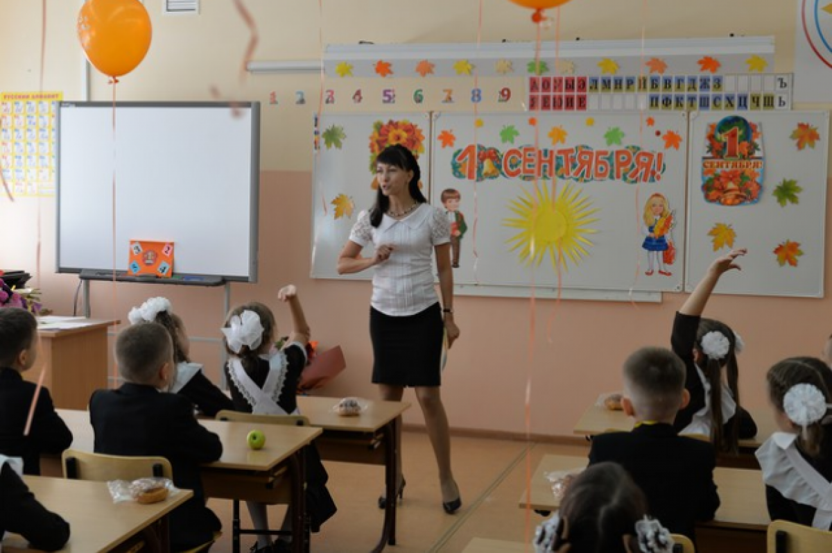 10 тысяч учителям. Конкурсы для детей на день знаний. Школа 40 Белгород. Первый урок в 1 классе 1 сентября. Линейка первого сентября.