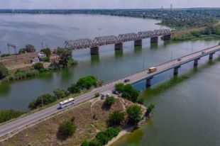 Передумала: в Днепре школьница прыгнула с моста и сама выбралась на берег