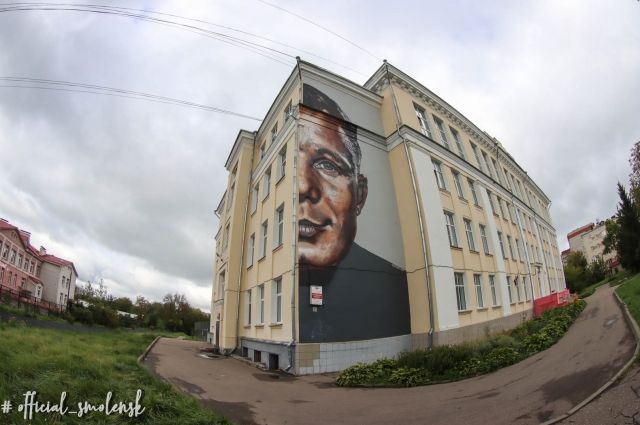 Портрет Юрия Гагарина нарисовали на фасаде школы № 9 в Смоленске