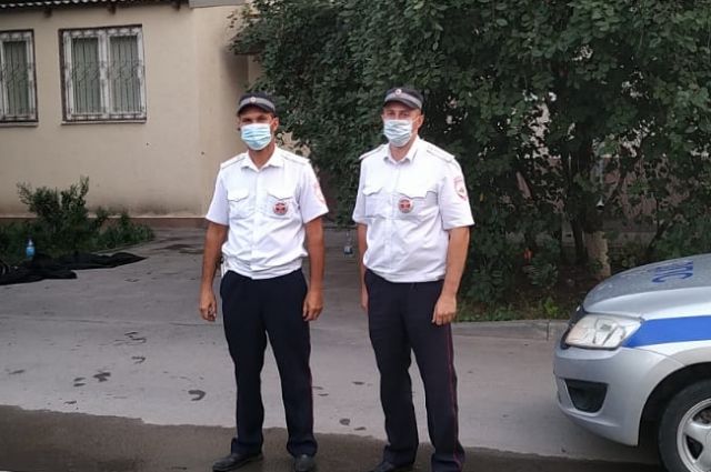 В Ростовской области инспекторы ДПС спасли жителей горящего дома