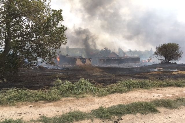 В пожаре в селе Ратчино Шарлыкского района уничтожены три жилых дома и 20 надворных построек. 