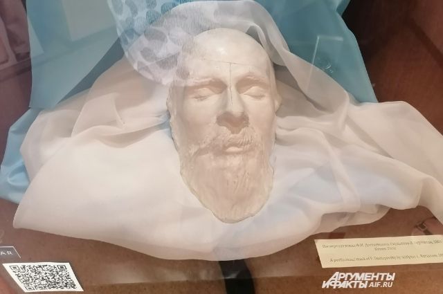 Скульптор Леопольд Бернштам снял с лица Достоевского маску, благодаря которой имел возможность сделать поразительно похожий бюст.
