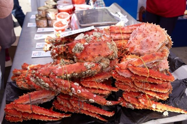 На ярмарке будет представлена рыбная продукция и морепродукты: продукция из копченой, соленой, вяленой рыбы, пресервы, консервы и креветки.