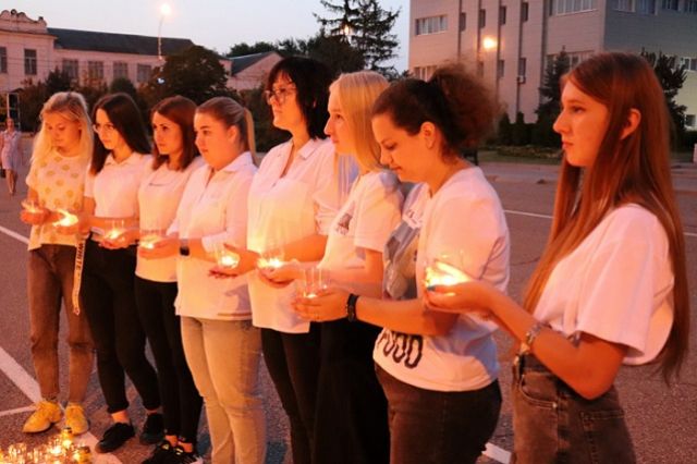 На площади города Будённовска зажгли сотни свечей памяти жертв террористических актов