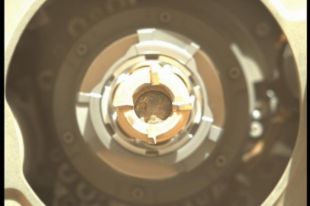 Марсоход NASA добыл первый образец грунта с Марса.