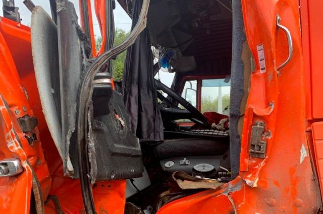В Липецкой области столкнулись два грузовика: водитель КАМАЗа пострадал
