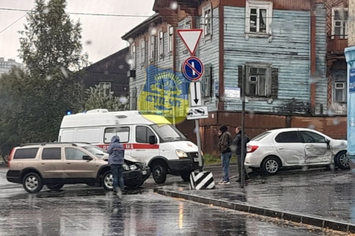 В Мурманске столкнулись Volvo и Renault | АиФ Мурманск