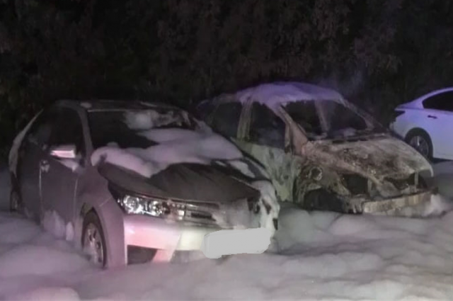 Две иномарки сгорели ночью в Екатеринбурге
