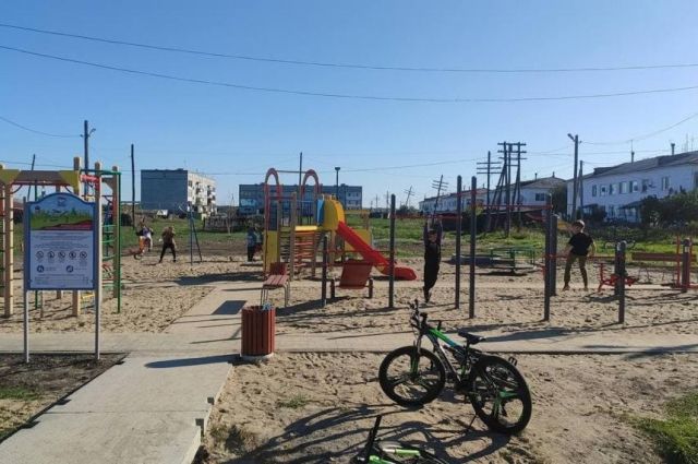 В омском посёлке в рамках нацпроекта построили детскую площадку