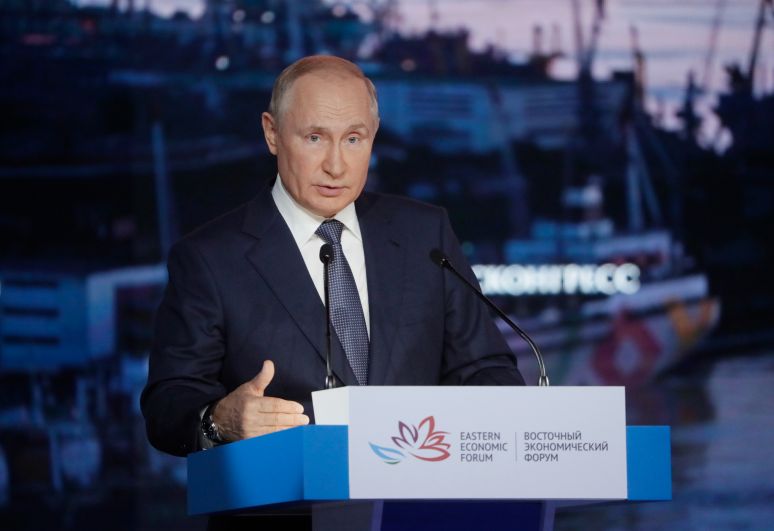  Президент РФ Владимир Путин выступает на пленарном заседании в рамках Восточного экономического форума во Владивостоке