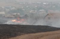 Степной пожар в Медногорске тушат почти 100 человек, 33 единицы техники и пожарный поезд.
