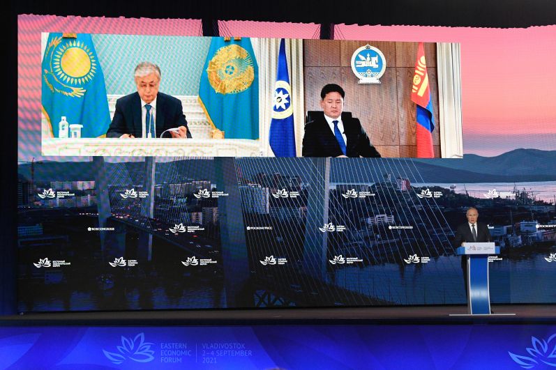 Президент РФ Владимир Путин выступает на пленарном заседании в рамках Восточного экономического форума во Владивостоке. В формате видеоконференции в заседании участвуют президент Республики Казахстан Касым-Жомарт Токаев (на экране слева) и президент Монголии Ухнаагийн Хурэлсу