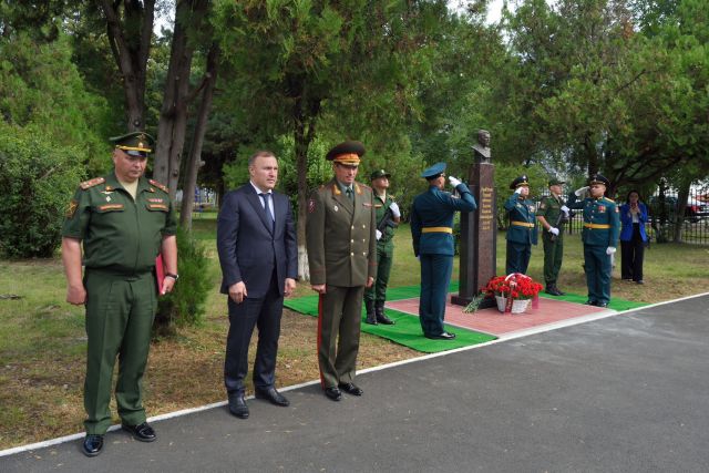 Глава Адыгеи принял участие в открытии памятного бюста Владиславу Долонину