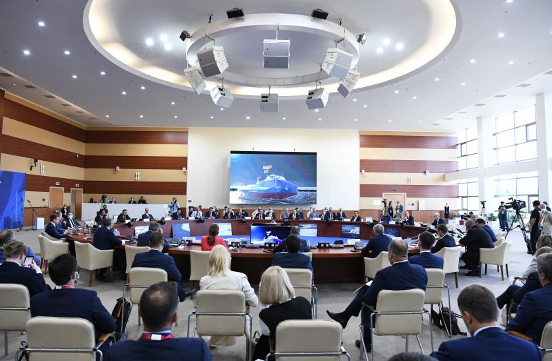 Участники расширенного заседания общественного совета СМП «Большой Северный морской путь: новый глобальный маршрут» в рамках Восточного экономического форума во Владивостоке