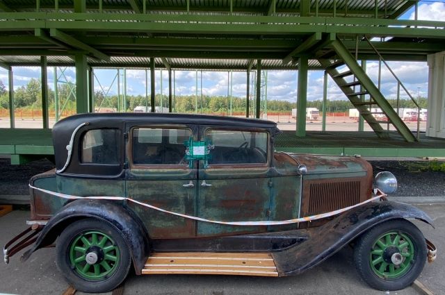 Псковские таможенники пресекли вывоз из страны старинного автомобиля