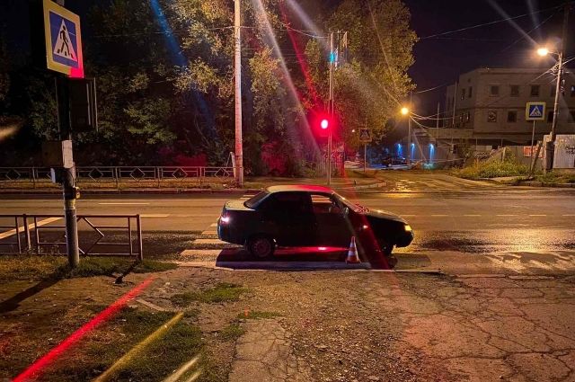 В Самаре пешеход пошел через дорогу на красный свет и был сбит машиной