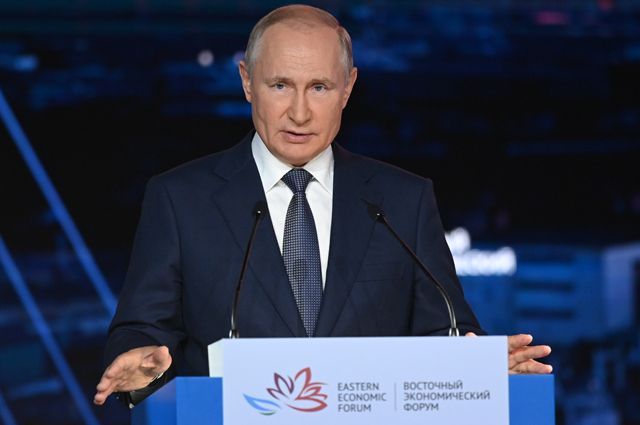 Президент РФ Владимир Путин выступает на пленарном заседании в рамках Восточного экономического форума во Владивостоке.