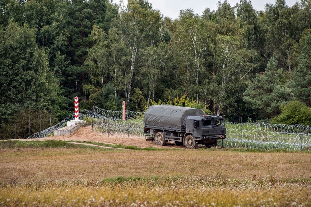 Польские военные устанавливают забор из колючей проволоки на белорусско-польской границе