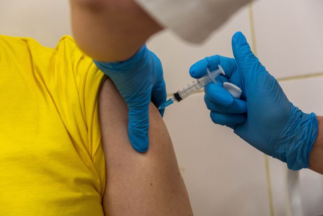 Врач Колерова из Новосибирска рассказала о «ковидной руке» после вакцинации