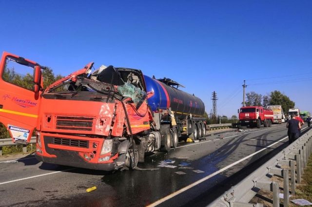 Водитель грузовика Volvo погиб в ДТП с цистерной под Новосибирском