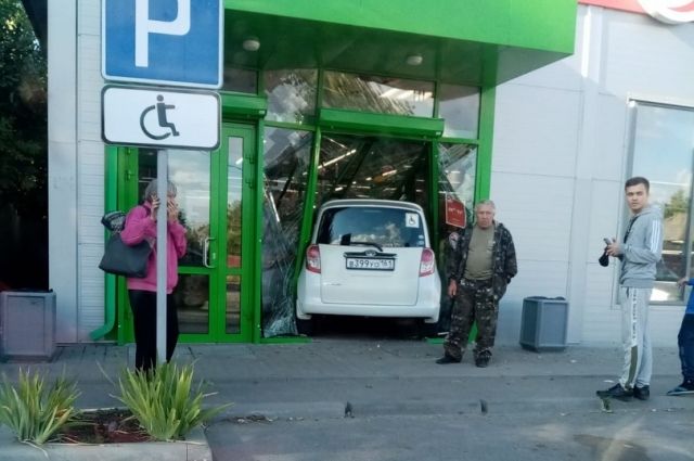 В Ростовской области пожилой водитель на скорости въехал в «Пятёрочку»