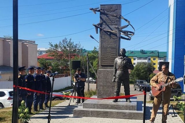 Проект памятника разработан охинским художником Олегом Носыревым, изготовлен за счёт бюджетных средств при поддержке регионального правительства, областной думы, местной администрации. 