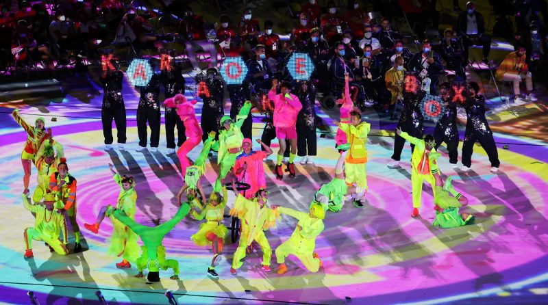 Артисты выступают на торжественной церемонии закрытия XVI летних Паралимпийских игр в Токио