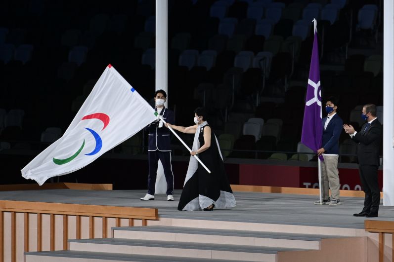 Губернатор Токио Юрико Коикэ, президент Международного и паралимпийского комитета Эндрю Парсонс во время передачи паралимпийского флага на торжественной церемонии закрытия XVI летних Паралимпийских игр в Токио
