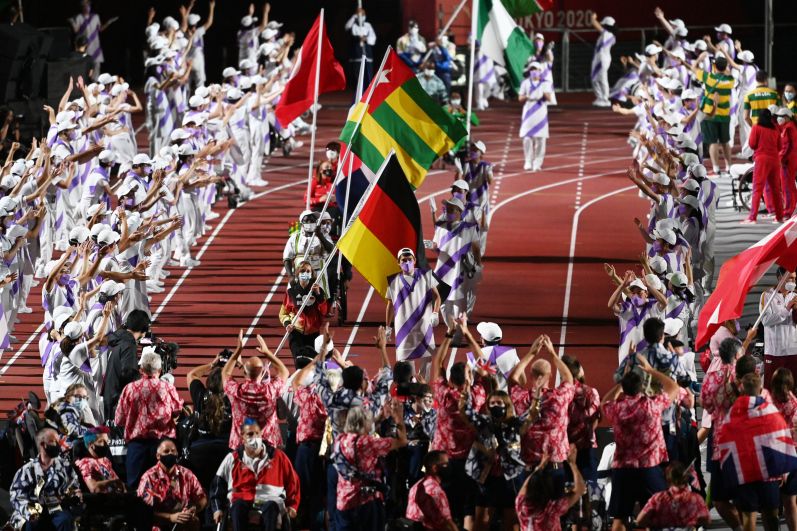 Знаменосцы на торжественной церемонии закрытия XVI летних Паралимпийских игр в Токио