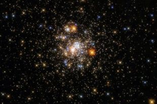 Hubble сделал фото шарообразного звездного скопления в созвездии Стрелец.