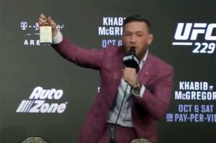 Конор Макгрегор во время пресс-конференции перед боем с Хабибом Нурмагомедовым.