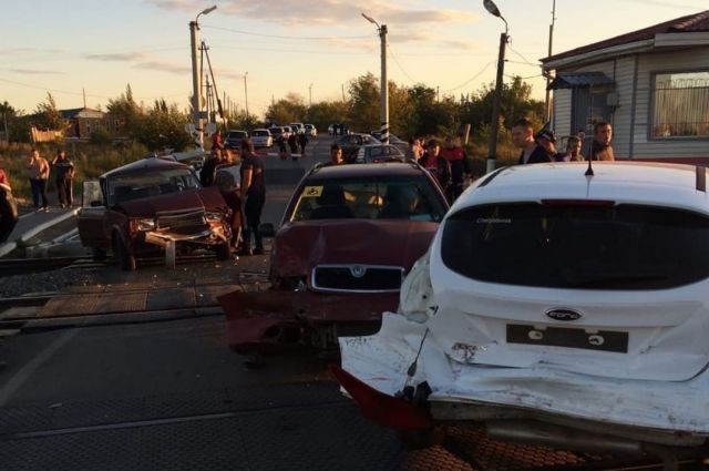 Три автомобиля столкнулись на железнодорожном переезде в Карталах