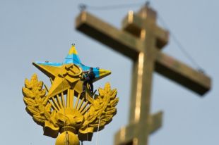 Неизвестные выкрасили в цвета флага Украины звезду на шпиле высотного здания на Котельнической набережной в Москве. Ранее неизвестные вывесили на шпиль высотного здания украинский флаг. Москва, 2014 г.