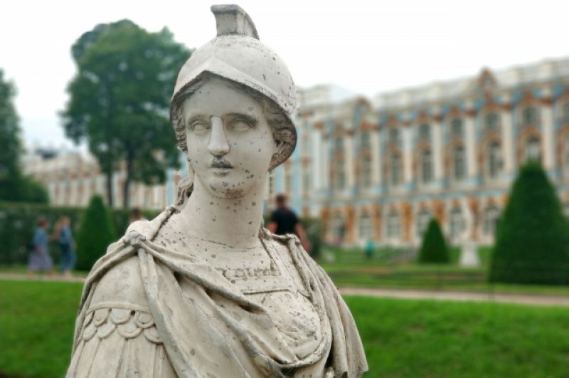 Статуи для Екатерининского парка покупал еще Петр I - одновременно с теми, что украшают Летний сад в Санкт-Петербурге. 