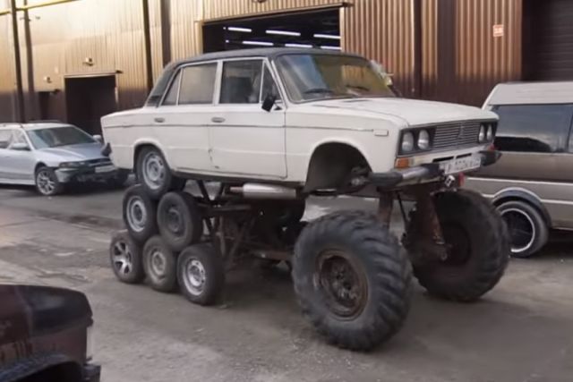 В Новосибирске блогеры сделали «Жигули» с 14 колесами
