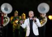 Участник группы Rammstein Тилль Линдеманн во время выступления на торжественной церемонии закрытия XIV Международного военно-музыкального фестиваля «Спасская башня» на Красной площади в Москве