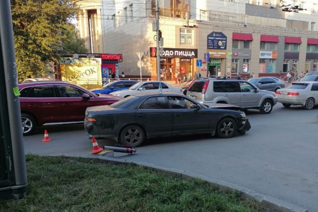 Водитель Toyota погиб при столкновении со столбом в Новосибирске