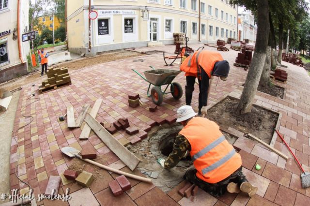 В Смоленске на 65% уложили плитку на улице Маяковского