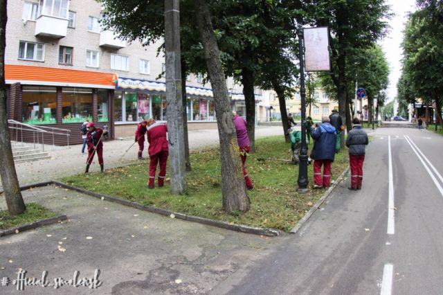 В центре Смоленска прошла уборка улицы Октябрьской революции