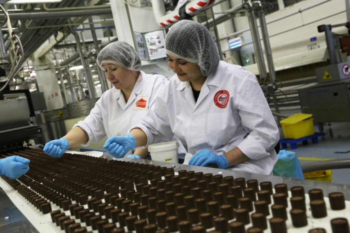 Работа на шоколадной фабрике. Шоколадная фабрика. Упаковщица конфет. Фабрика шоколада. Фабрика конфет.